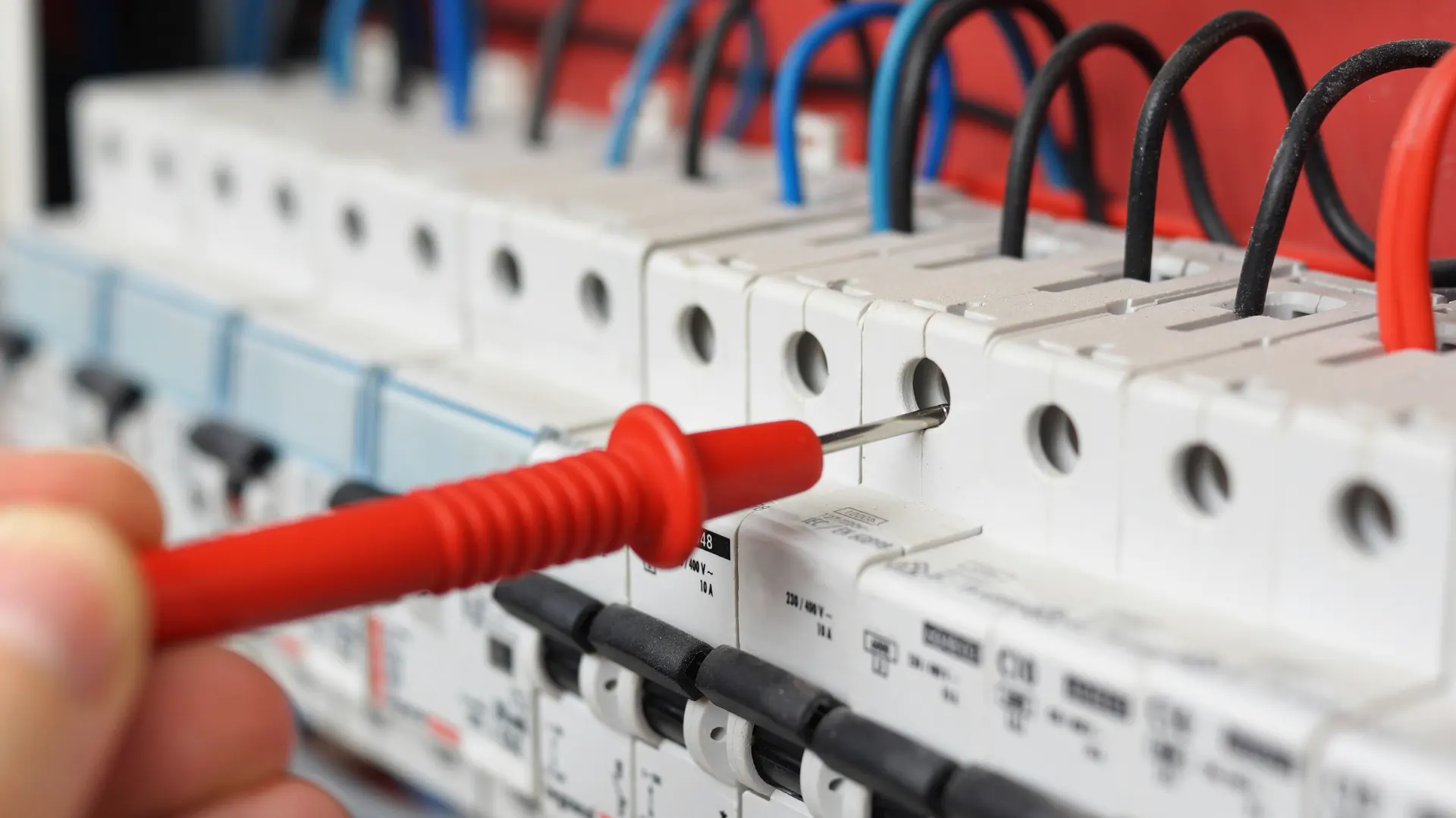 Électricien professionnel en intervention à Paris