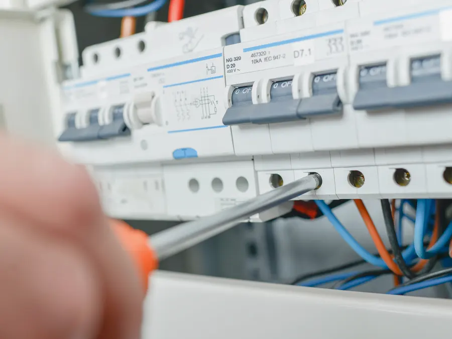 Mise aux normes par un électricien à Paris